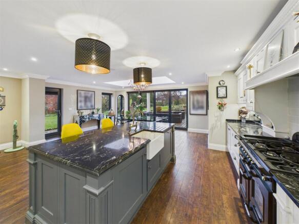 5 bed Detached for sale Image 7