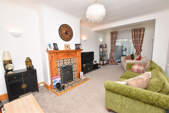 SITTING ROOM / DINING ROOM