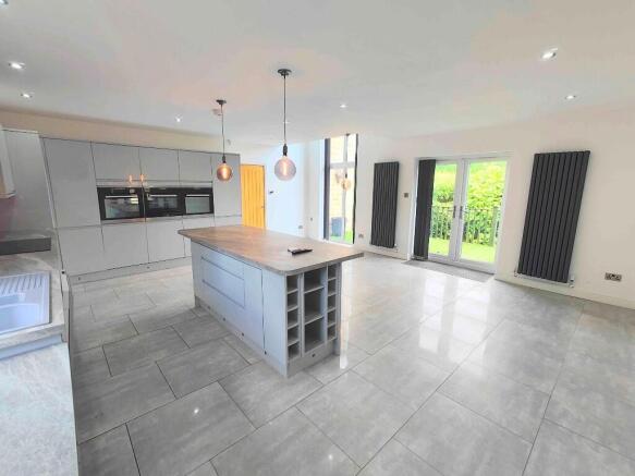 5 bed Detached for sale Image 8