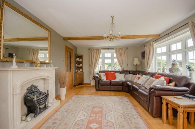 Living room pic 2.jpg