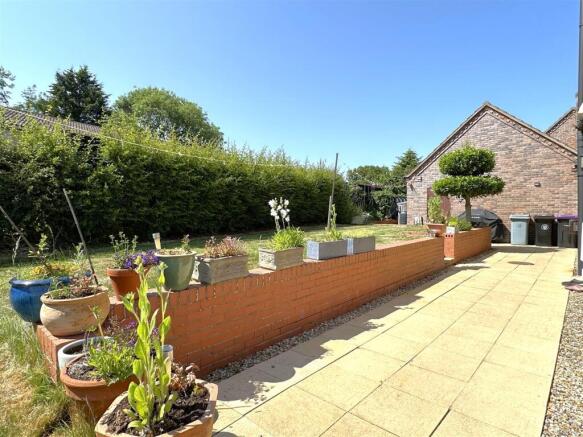 Large & Private Side Garden 013