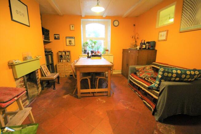 Dining room open plan to the kitchen