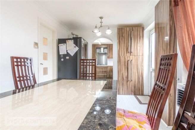 5 bed Semi-Detached for sale Image 7
