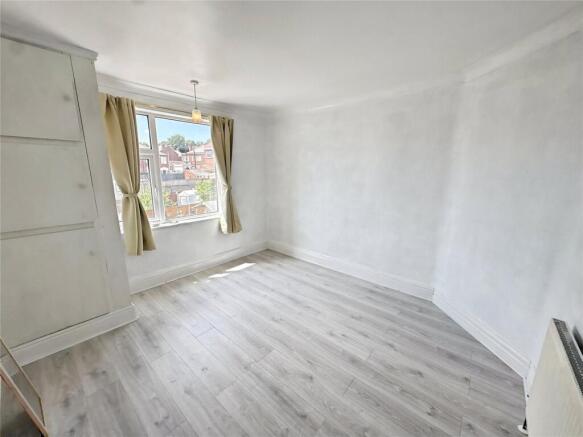 3 bed Semi-Detached to rent Image 11