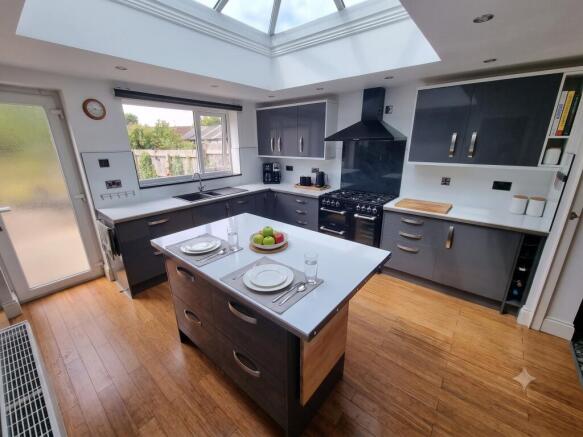 3 bed Semi-Detached for sale Image 4