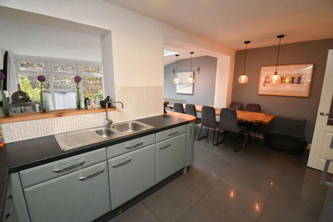 4 bed Semi-Detached for sale Image 8
