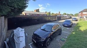Flat 11, Squires Court, Abingdon Road, Finchley, London N3 2RJ