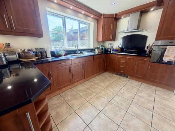4 bed Detached for sale Image 6