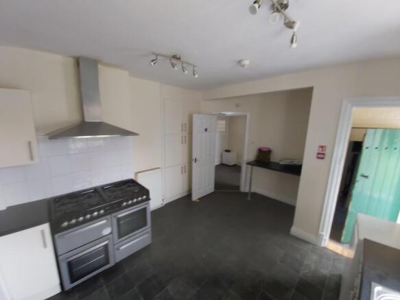 9 bed Semi-Detached to rent Image 12