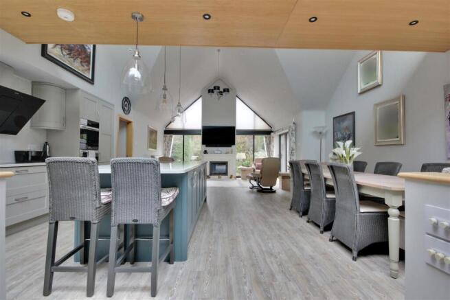 5 bed Detached for sale Image 6