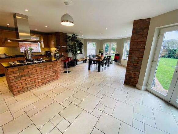 ENTERTAINING KITCHEN/DINER