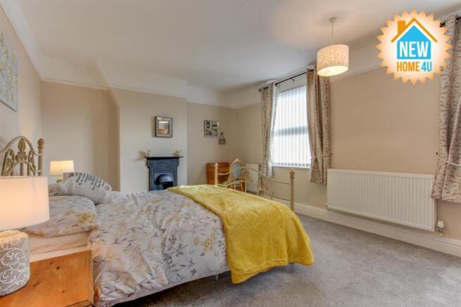 MAIN BEDROOM:
