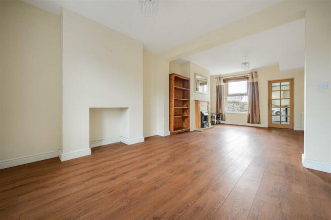 OPEN PLAN LIVING/ DINING ROOM