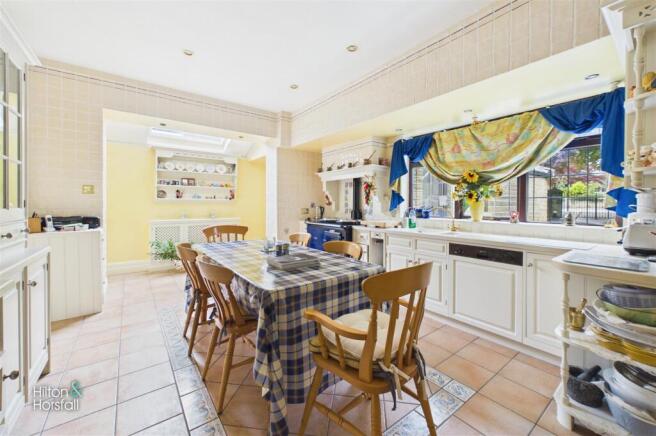 5 bed Detached for sale Image 11