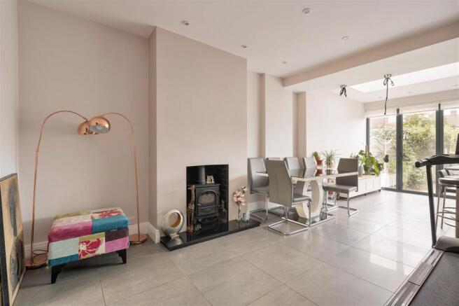 Waverley Avenue, E4