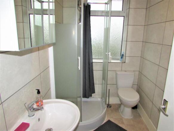 MedlockRd183bath.JPG