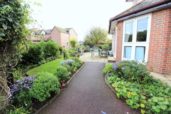 014 Davis Court - Garden area.JPG