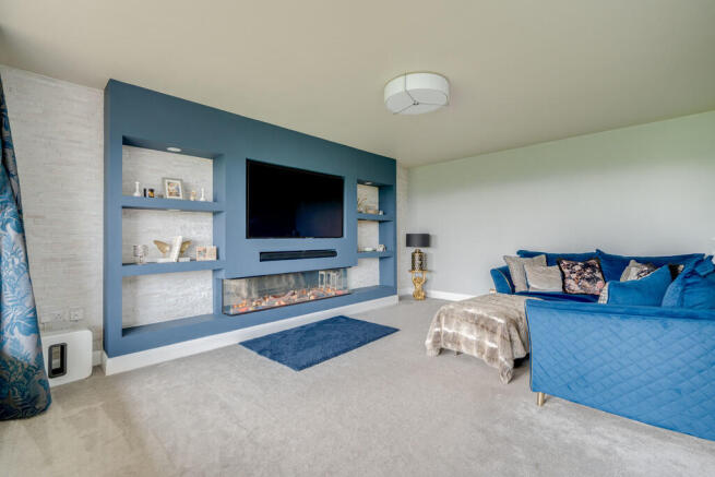 5 bed Detached for sale Image 6