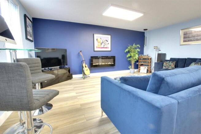 2 bed Flat for sale Image 5