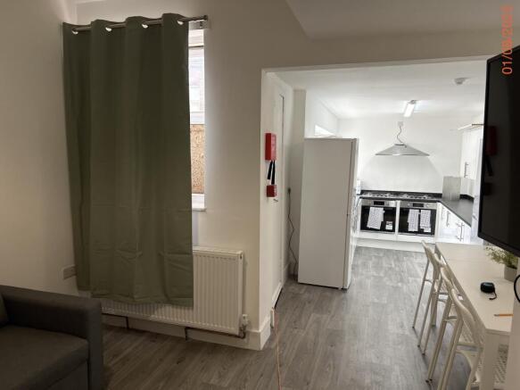 8 bed Terraced to rent Image 6