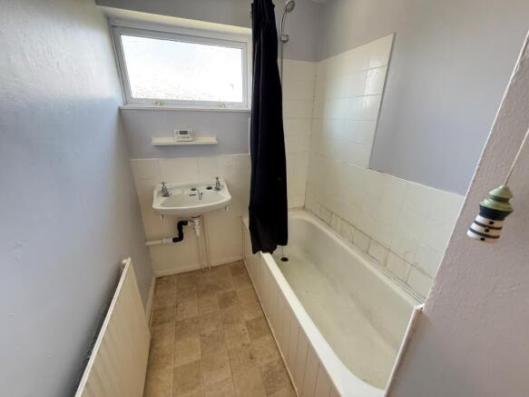 2 bed Semi-Detached to rent Image 11