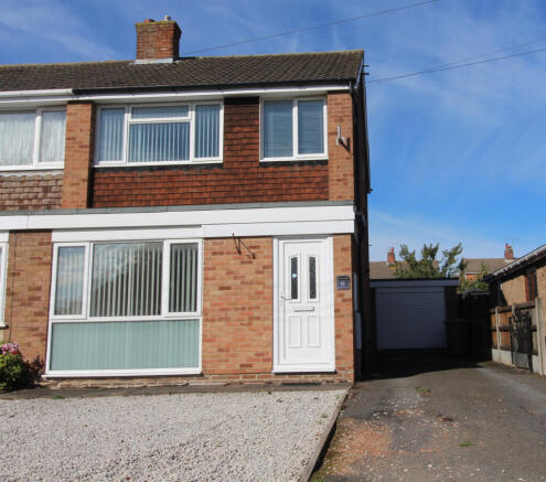 3 bed semi-detached house to rent Woodlands Cresc
