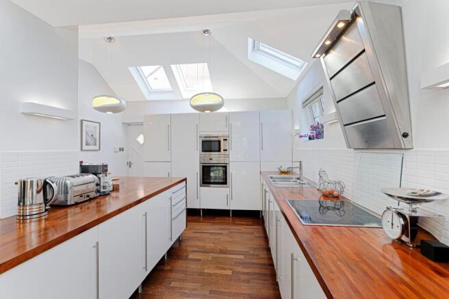 4 bed Detached for sale Image 5