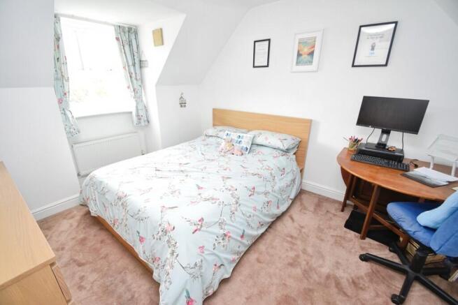 5 bed Detached for sale Image 8
