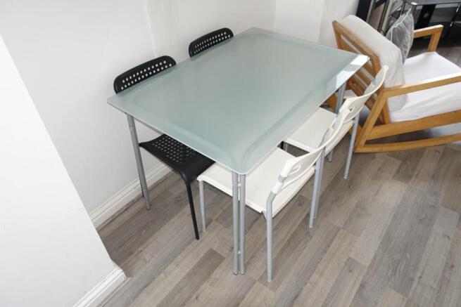 3 bed Terraced to rent Image 8