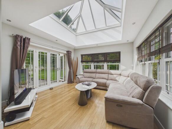 5 bed Detached for sale Image 4