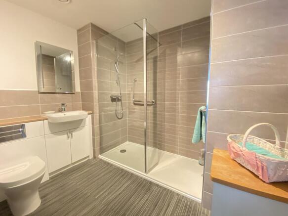 En suite shower r...