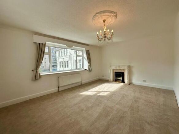 3 bed Apartment to rent Image 10