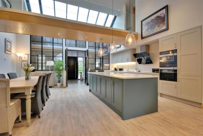 5 bed Detached for sale Image 12