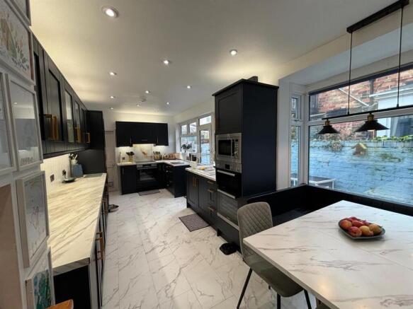 5 bed Terraced for sale Image 5