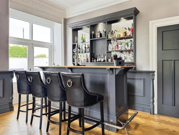 5 bed Detached for sale Image 7