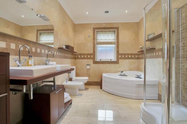 En-Suite Bathroom 
