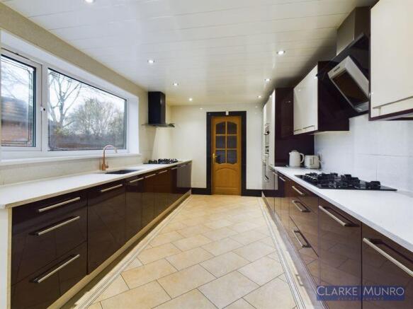 5 bed Semi-Detached for sale Image 5