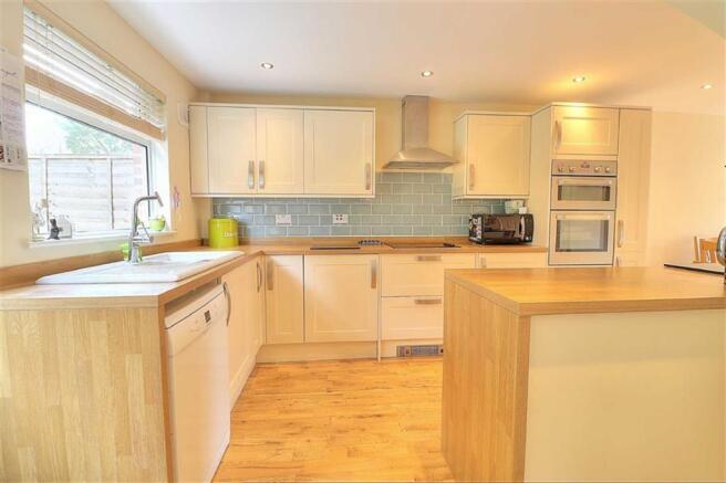 Kitchen/Dining Room: