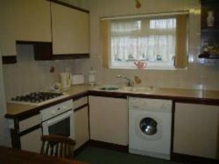 FITTED BREAKFASTING KITCHEN