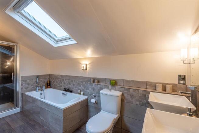 MASTER EN-SUITE