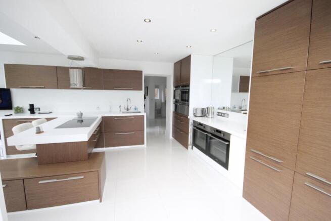 FITTED KITCHEN