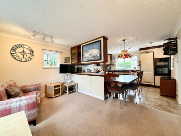 4 bed Detached for sale Image 10