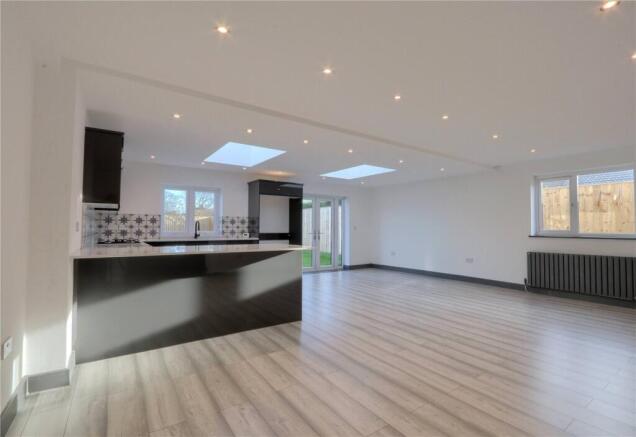 4 bed Bungalow for sale Image 7