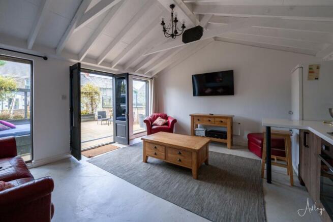 Detached summer house/garage area