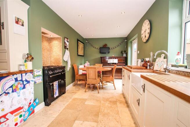 LUXURY FITTED KITCHEN / DINER