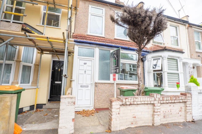 2 bedroom Terrace house to let in Dore Avenue, E1