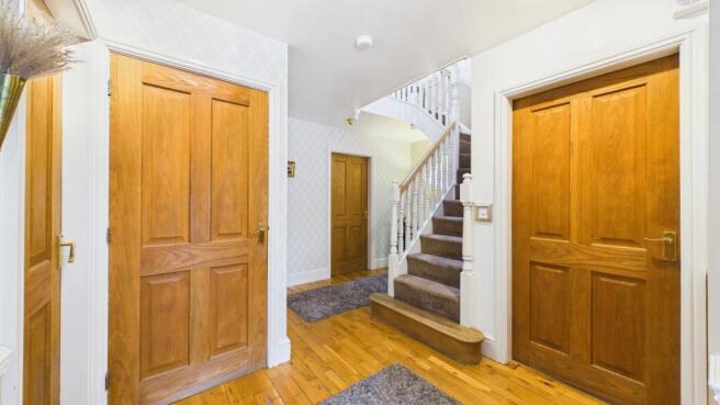 5 bed Detached for sale Image 12