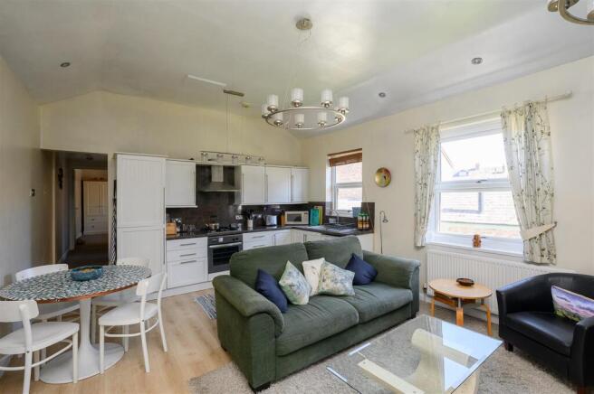 KITCHEN/LIVING