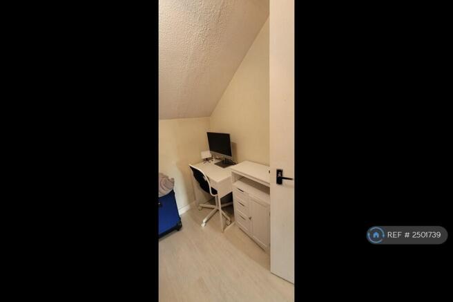 Walk-In-Wardrobe/Office 