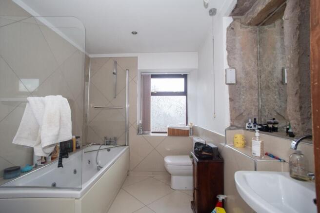 3 bed Flat for sale Image 8
